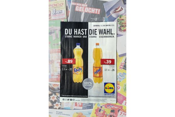 Lidl-Werbung: Vergleich der Preise des Markenprodukts und der Eigenmarke.