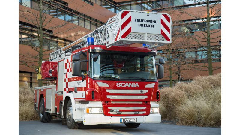 Bei dem Fassadenbrand in Bremen waren 160 Einsatzkräfte von Feuerwehr und Rettungsdienst mit 60 Fahrzeugen vor Ort. 