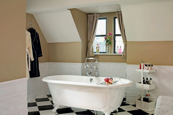 Der Sanitärhersteller Victoria + Albert Baths ist sich sicher: Eine freistehende Badewanne sorgt immer für ein großzügiges Raumgefühl.