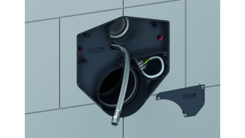 Das „TECEprofil“-WC-Modul mit Universalspülkasten lässt sich standardmäßig auf elektronische Dusch-WCs dank einem Leerrohr für den Panzerschlauch und einer Anschlussbox für die Stromversorgung nachrüsten.