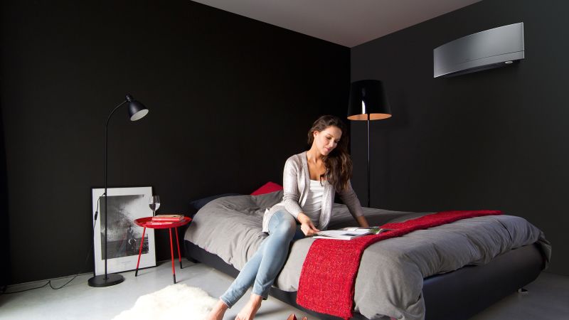 Milieubild eines Schlafzimmers mit einem Klimagerät an der Wand.