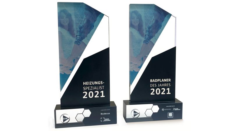 Die Siegestrophäen für den Titel „Badplaner des Jahres 2021“ und „Heizungsspezialist 2021“.