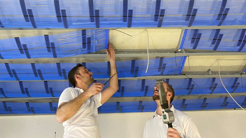 Foto: Bei einem Dachgeschossausbau in Leipzig kamen Kapillarrohrmatten an der Decke als Heiz- und Kühlsystem zum Einsatz. 