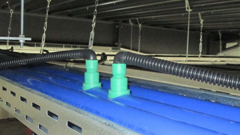 Foto: Anbindung des Flächenheiz- und -kühlsystems über Tichelmann-Verteiler aus 50 mm „blue pipe“-Rohren.