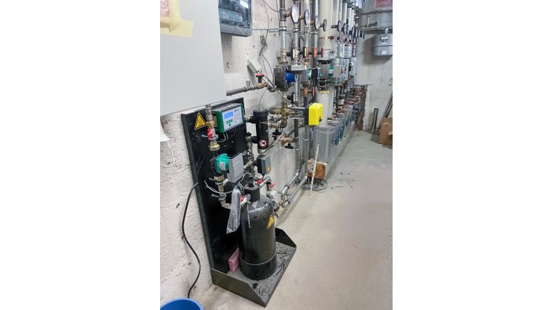 Foto: Sowohl während der Aufheizphase als auch im Volllastbetrieb wird das Heizwasser in den Objekten mit
dem „Heaty Racun 100“ aufbereitet.