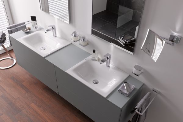 Das Bild zeigt einen Badezimmer-Ausschnitt mit Armaturen, LED-Lichtspiegeln, Kosmetikspiegeln und Bad-Accessoires von sam.
