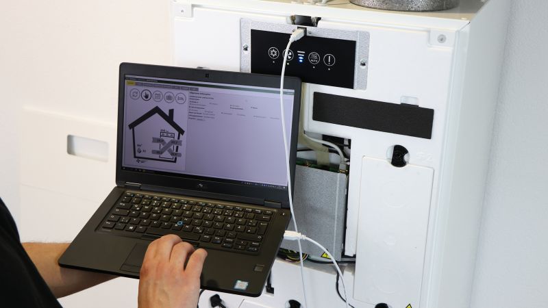 Das Bild zeigt einen Mann am Laptop, der die Fränkische profi air cockpit pro Software abbildet.