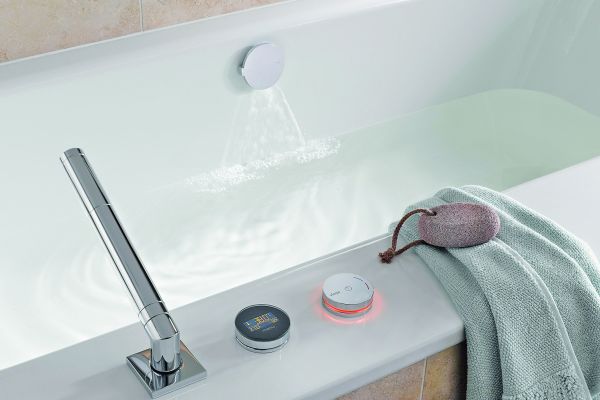 Das Bild zeigt die elektronischen Badewannenarmaturen der Serie Multiplex Trio E von Viega im Detail.