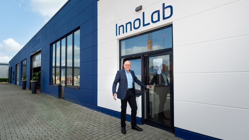 Das Bild zeigt Martin Krabbe vor dem InnoLab.