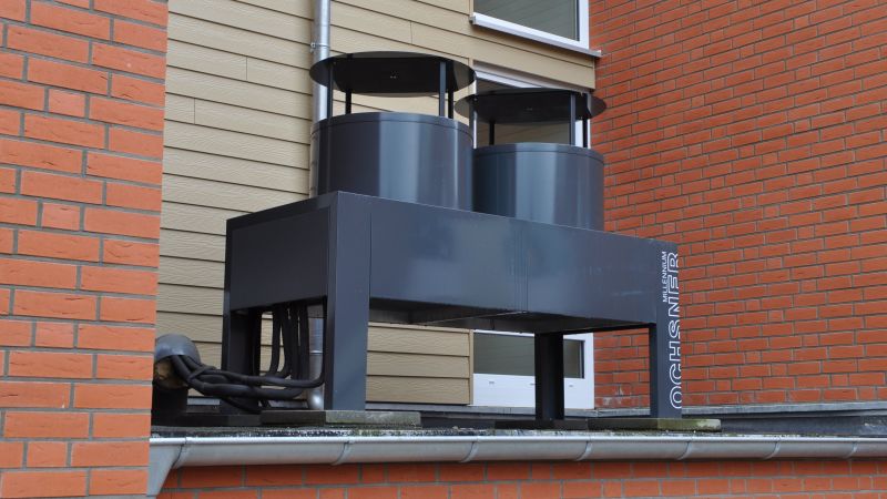 Foto: Das Außengerät der Wärmepumpe steht in einer Gebäudenische und schränkt so die Schallausbreitung ein.