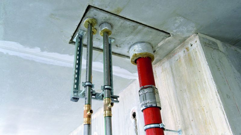 Foto: Vorkonfektionierte Abstandshalter unterstützen die genaue Rohrleitungsführung durch die Beton-Fertigelemente (Schachtblöcke).