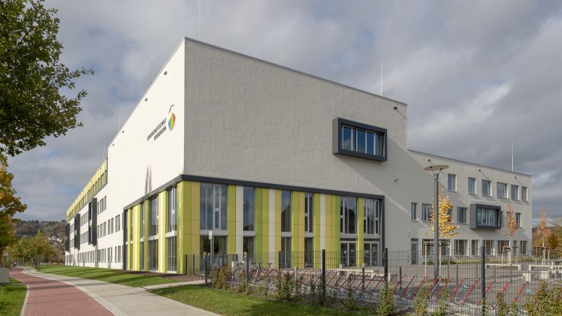 Foto: Mit der Gemeinschaftsschule Wenigenjena steht seit 2019 östlich des Stadtzentrums Jenas ein hochmodernes Schulgebäude. 