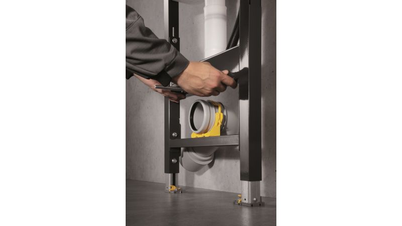 Das WC-Vorwandelement „Prevista Dry“ in der Praxis: Die Teleskop-Füße und die höhenverstellbare Traverse zur Befestigung der Keramik machen die Montage der individuellen Sitzhöhe besonders einfach.