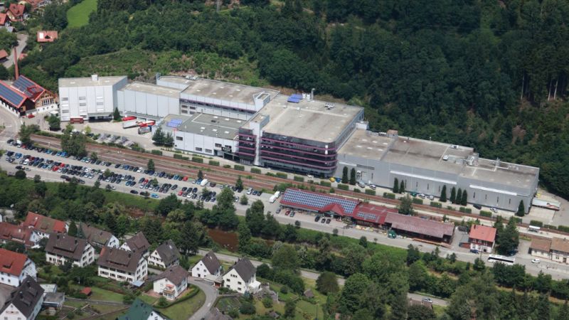 Das Bild zeigt den Hansgrohe-Produktionsstandort in Schiltach.
