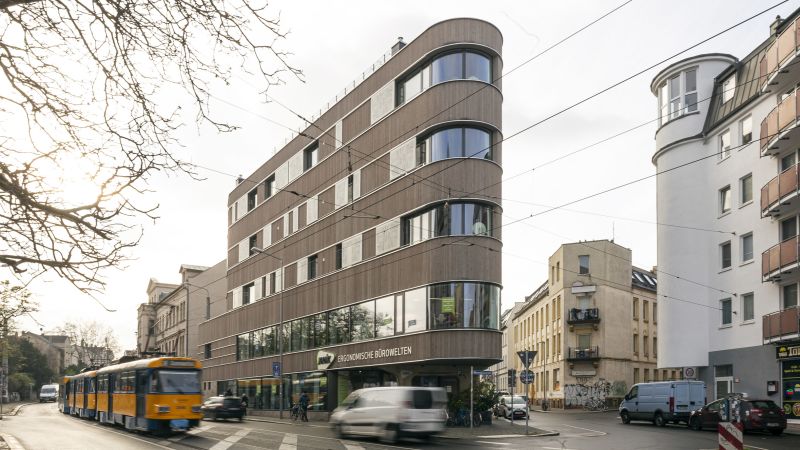 Foto: Das fünfgeschossige Wohn- und Geschäftshaus mitten in Leipzig ist aus Massivholz gebaut. Der Wärmebedarf wird vollständig mit Umweltwärme gedeckt: aus Luft, Erde und Sonne.