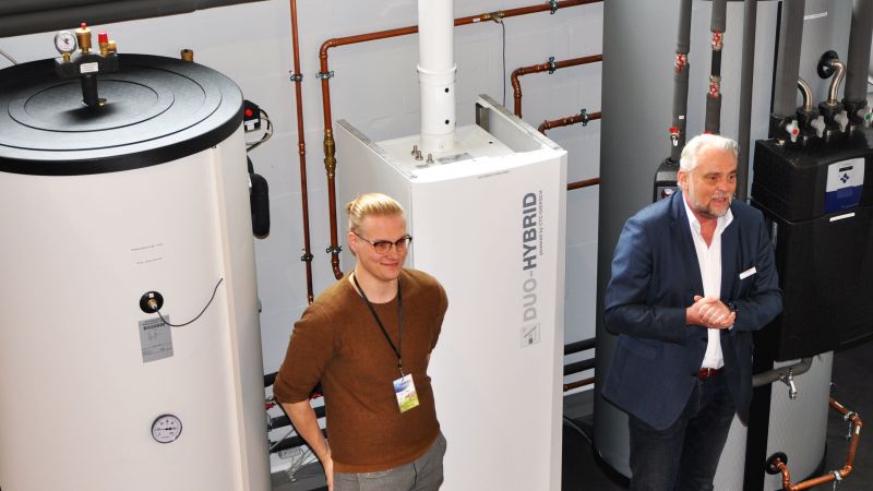 Foto: Jens Kater, Giersch CTC (re.), und Sven Otte vom Heizungsbauunternehmen Hans-Heinrich Otte präsentieren das „Duo-Hybrid“-Wärmepumpensystem von Giersch in Verbindung mit den Kapillarrohrmatten als Wärmesenke.