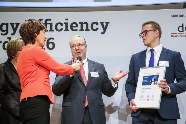 Christoph Thelen, Geschäftsführer bei der Thelen Gruppe (rechts) und Thomas Kübler bei der Auszeichnung der Hallenheizung.