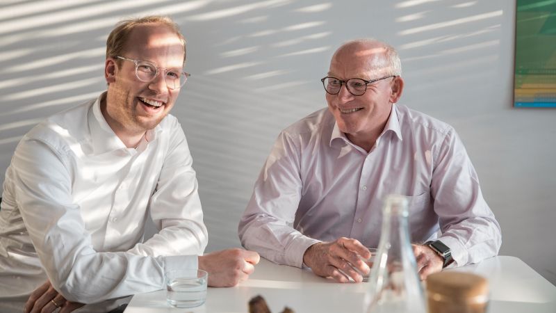 Das Bild zeigt Max Viessmann, CEO Viessmann Group ab 1. Januar 2022 (links) mit Prof. Dr. Martin Viessmann, Chairman of the Board of Directors.