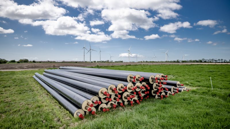 Foto: Die sektorengekoppelte Nahversorgung der Gemeinde Bosbüll ist bereits im Frühjahr 2021 in Betrieb gegangen. Die Versorgung erfolgt über ein 2,7 km langes Wärmenetz.