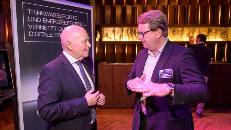 Das Bild zeigt Viega Vice President Global Marketing Dirk Thielker (li.) im Gespräch mit DENEFF-Vorstandsvorsitzendem und Mitglied des Bundestages Carsten Müller.