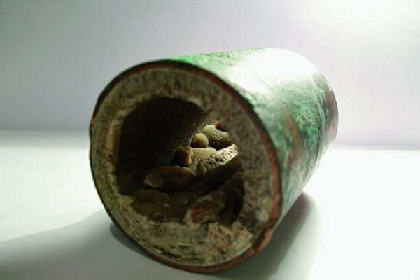 Das Bild zeigt ein inkrustiertes Rohr.