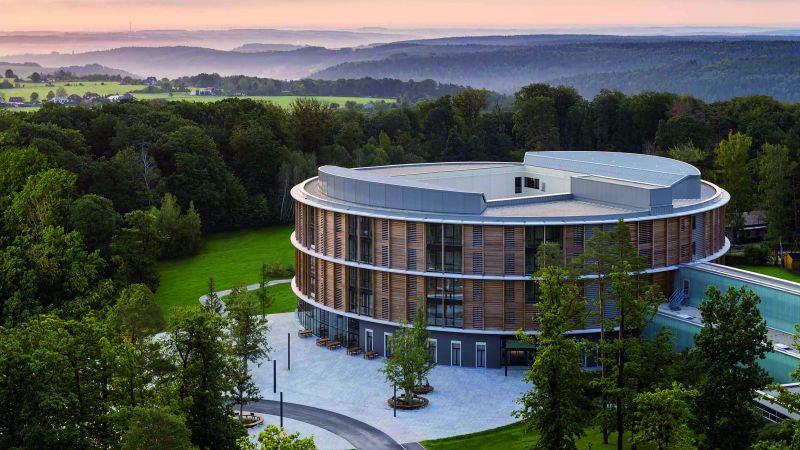 Der imposante Neubau der Waldkliniken Eisenberg wurde vom weltbekannten Mailänder 
Architekten Matteo Thun entworfen. 
