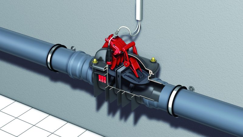Wenn unterhalb der Rückstauebene eine Toilette liegt, kommt der 
Rückstauautomat „ACO Quatrix-K Typ 3F“ zum Einsatz, hier freiliegend in der Rohrleitung verbaut.
