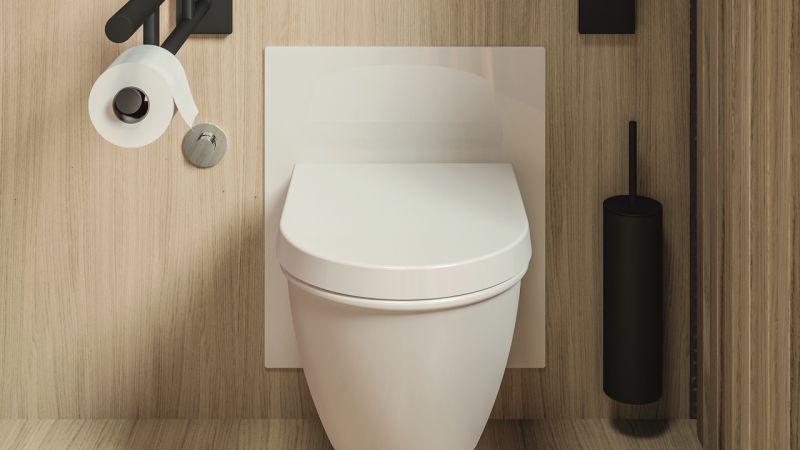 Ein höhenverstellbares WC lässt sich nicht nur auf die Körpergröße der Nutzer anpassen. Es ermöglicht auch das Überfahren mit einem Toilettenstuhl. Integrierte Ablagen erleichtern die assistierte Pflege.