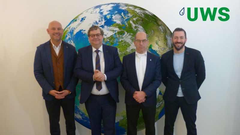 Das Bild zeigt ein Foto mit den Geschäftsführern (inkl. Alt-Gesellschafter Hans-Georg Breitmoser von links) Rüdiger Bleyl, Maarten van de Veen, Hans-Georg Breitmoser und Steffen Breitmoser.