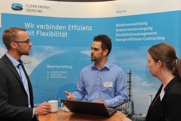 Clean Energy Sourcing-Stand im Foyer.