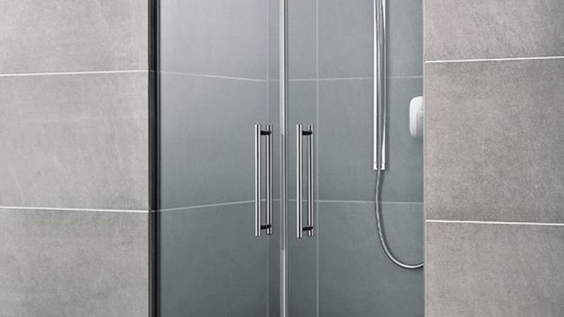 Das Bild zeigt eine Dusche mit Pendeltür.