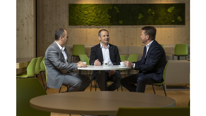 Bild zeigt Roman Seitweger, Geschäftsführer Windhager, Peter Huemer, Geschäftsführung M-TEC Energy for Future, und Stefan Gubi, Geschäftsführer Windhager
