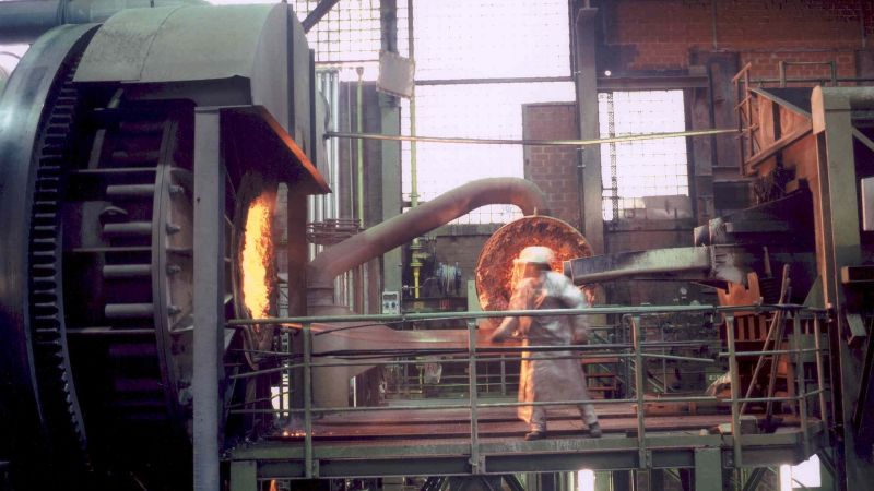 Das Bild zeigt einen Arbeiter in einem Kupferwerk.