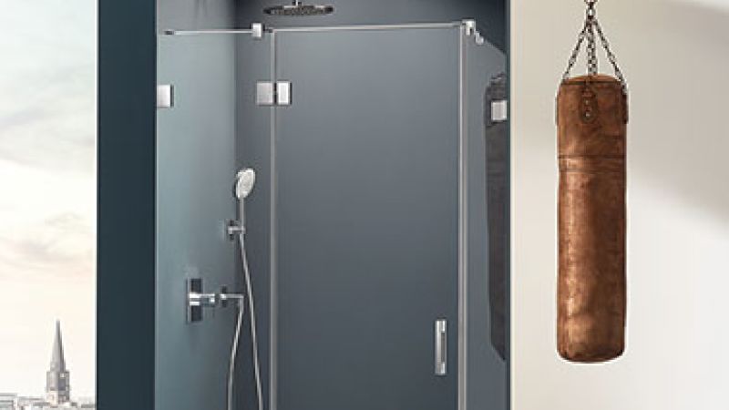 Das Bild zeigt eine Dusche mit Schwingtür