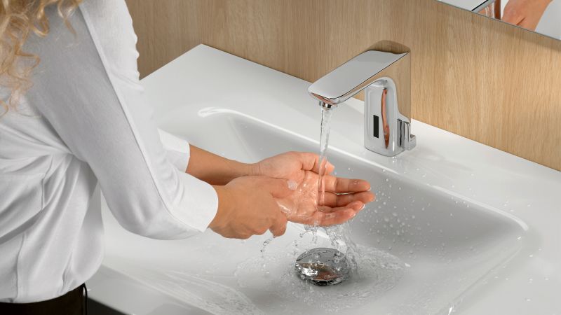 Das Bild zeigt wie sich jemand die Hände wäscht.