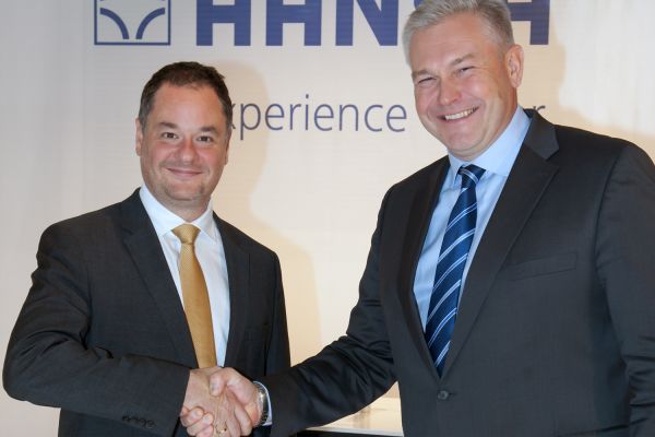 Das Bild zeigt Georgios Kabitoglou (li.), neuer Chief Business Officer für Hansa, und Pekka Kuusniemi (re.), President und CEO der Oras Group.