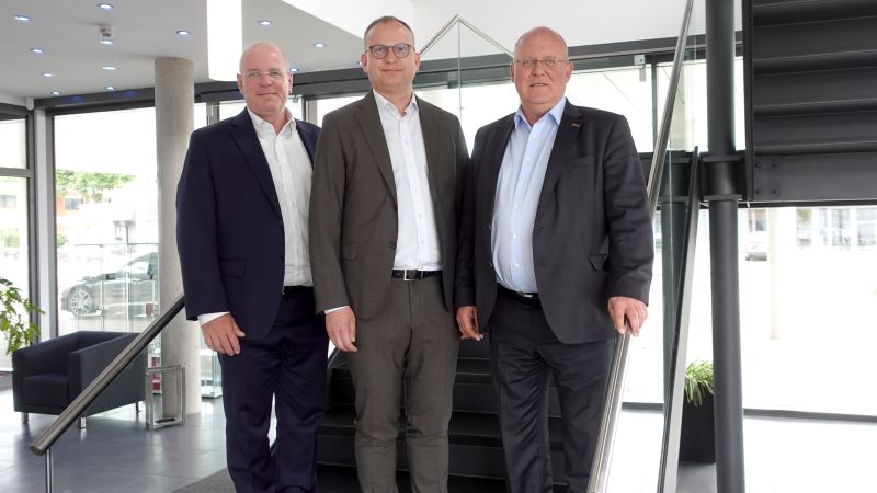 Bild zeigt von links nach rechts: Thomas Patzelt, CEO und Vorstand DEOS AG, Fredrik Wiking, CEO und Präsident der Regin Gruppe, Stefan Plüth, Aufsichtsrat der Regin Gruppe.