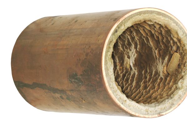Das Bild zeigt ein Trinkwasser-Rohr, dass durch Korrosion beschädigt ist.
