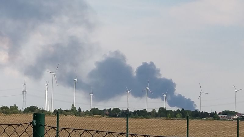 Bild zeigt Rauch über Windrädern: Dunkle Wolken über der Energiewende? Ingenieurmangel hemmt Digitalisierung und Klimaschutz, befürchtet der VDI. 