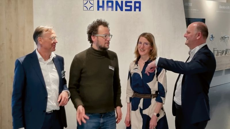 Das Bild zeigt den Hansa Geschäftsführer Gasser mit Kollegen.