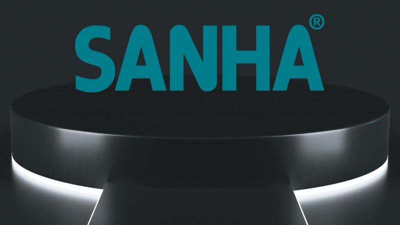 Das Bild zeigt das SANHA-Logo auf einer Bühne.