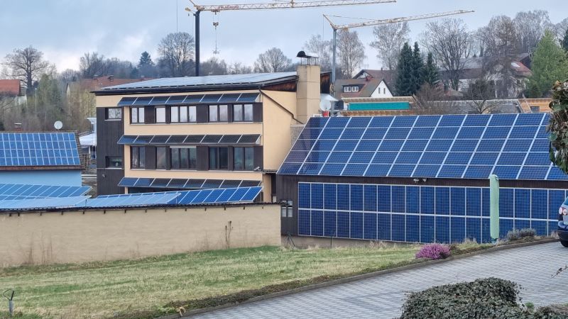 Bild zeigt Betriebsgebäude mit reichlich installierten PV-Anlagen: Ist das noch ein Betriebsgebäude? Oder schon ein „Solarkraftwerk“? 