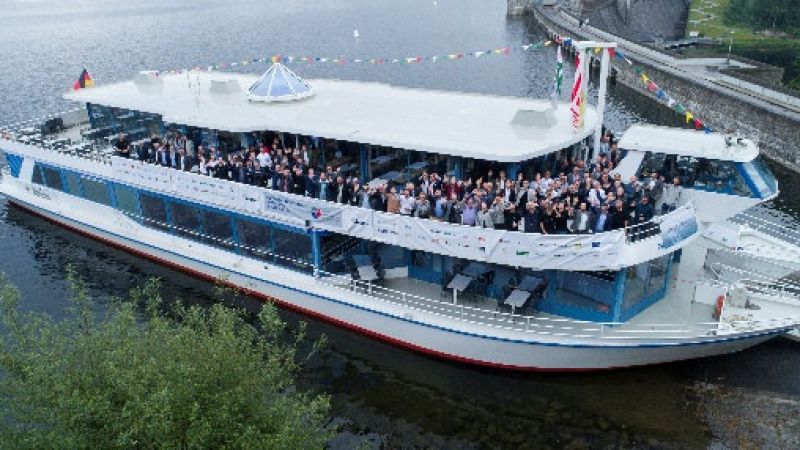 Das Bild zeigt die Gäste auf einem Schiff.