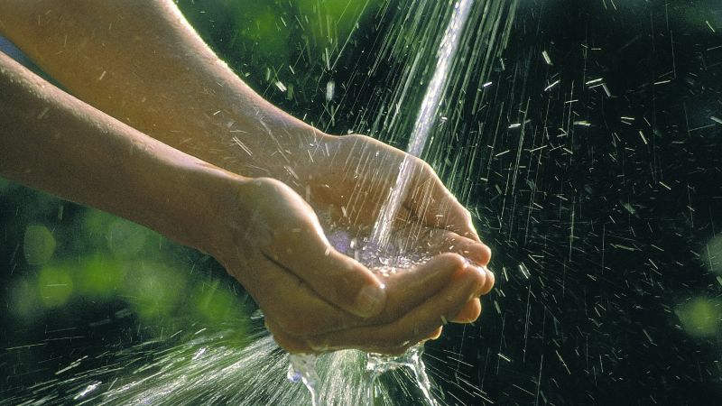 Wasserstrahl und Hände: Mehr Pflichten für Versorger – weniger Risiko für Verbraucher - die neue TrinkwV 