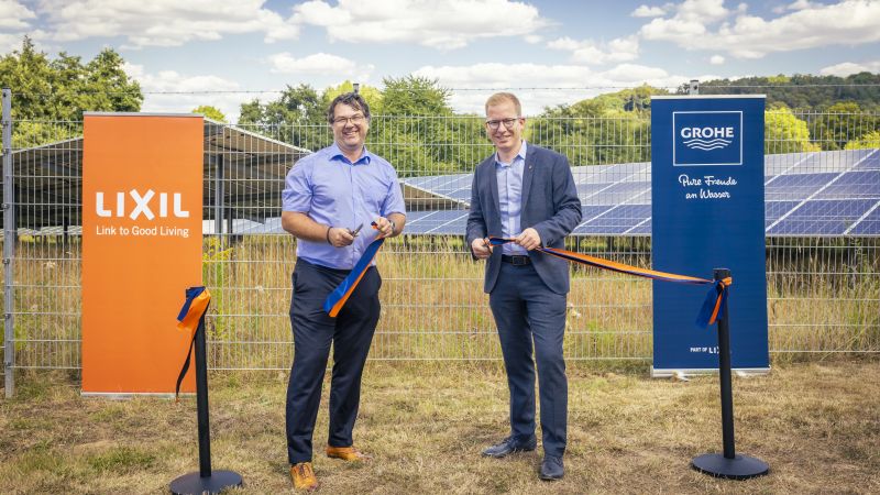 Das Bild zeigt Markus Ebner-Maibaum (Werkleiter und Standortverantwortlicher) und Christian Schweitzer (Bürgermeister) bei der Eröffnung des Solarparks in Hemer.