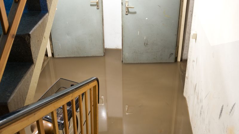 Das Bild zeigt ein überflutetes Treppenhaus.