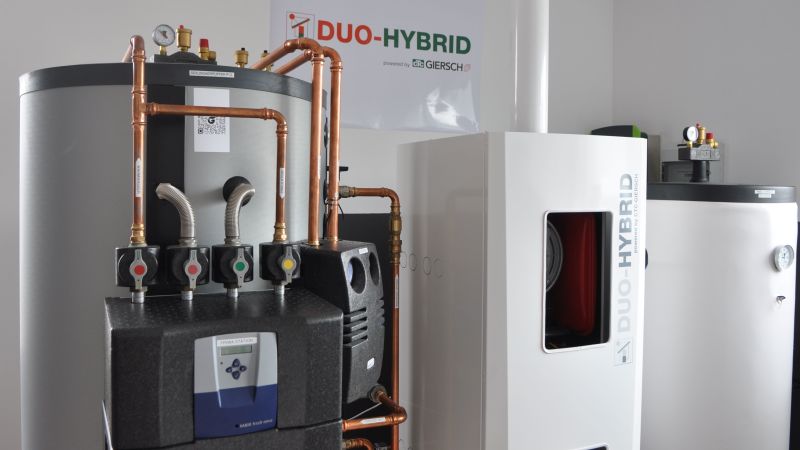 Beim „Duo-Hybrid“-Konzept handelt es sich um die Kombination von Gas-Brennwerttechnik mit regenerativer Wärmepumpentechnologie und einem PVT-Dachabsorber als sowohl thermische als auch elektrische Energiequelle.