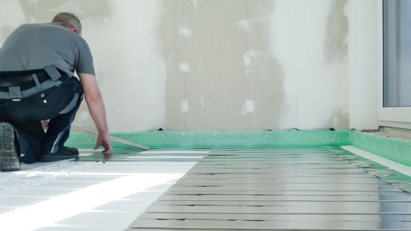 Für die gewünschte Fußbodenheizung wurde dann die gesamte Fußbodenfläche mit „Optimal II“-Hartschaumplatten ausgelegt und anschließend die Wärmeleitbleche in die Nuten der Platten eingelegt.