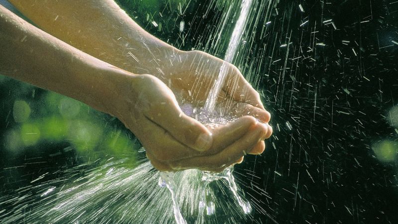 Das Bild zeigt eine Hand, die Wasser auffängt.