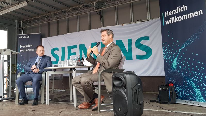 Interview zur Eröffnung der neuen Wasserstofferzeugungsanlage: Siemens-Projektleiter Andreas Schmuderer (li.) befragt Bayerns Ministerpräsident Markus Söder.